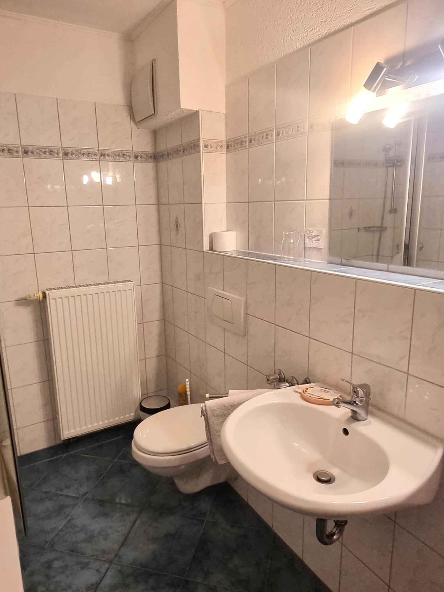 Einzelzimmer mit eigenem Bad